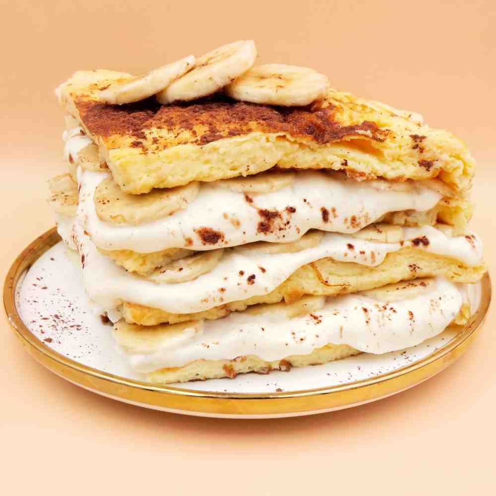 Omlet z bananem i jogurtem waniliowym