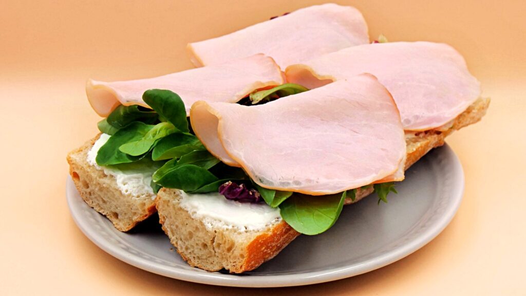 Kanapki z serkiem i wędliną przepis