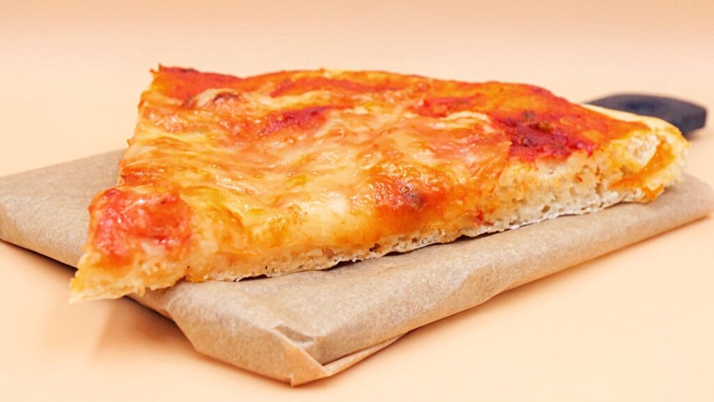 Pizza z mozzarellą i sosem pomidorowym przepis
