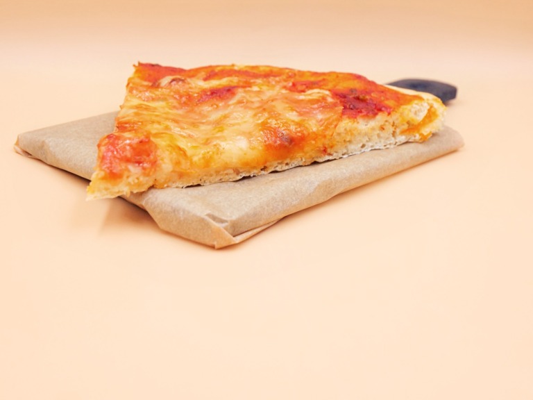 Pizza z mozzarellą i sosem pomidorowym przepis