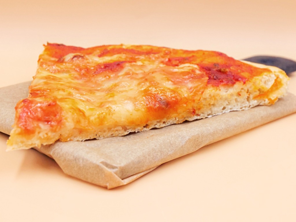 Pizza z mozzarellą i sosem pomidorowym przepis