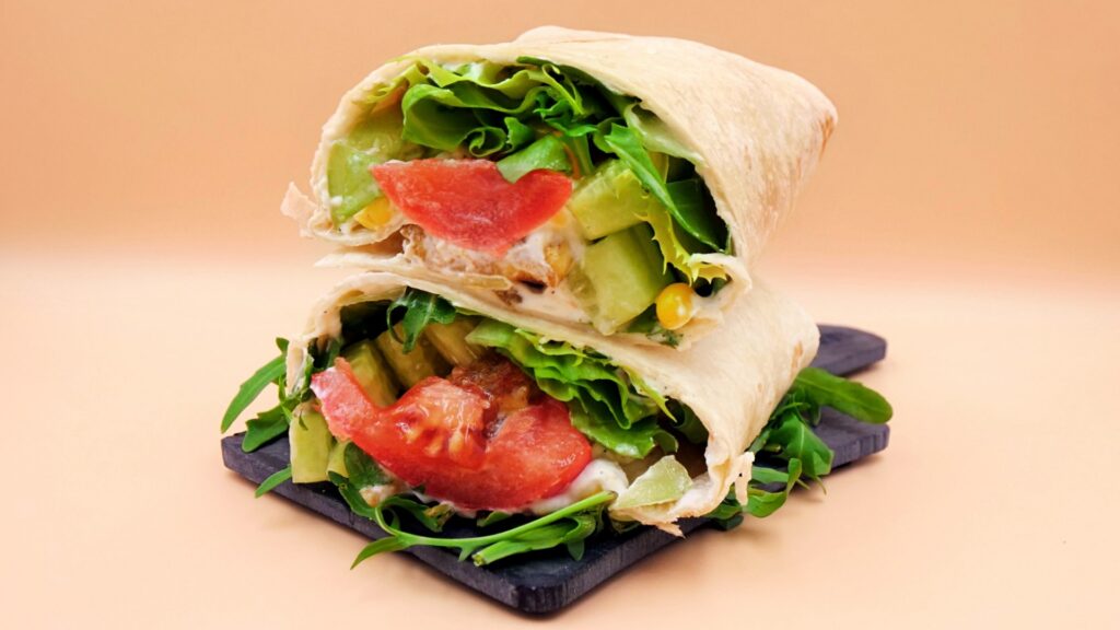 Tortilla z kurczakiem, warzywami i sosem czosnkowym