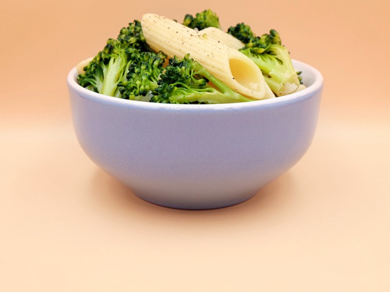 Makaron z brokułem i prażonym sezamem przepis