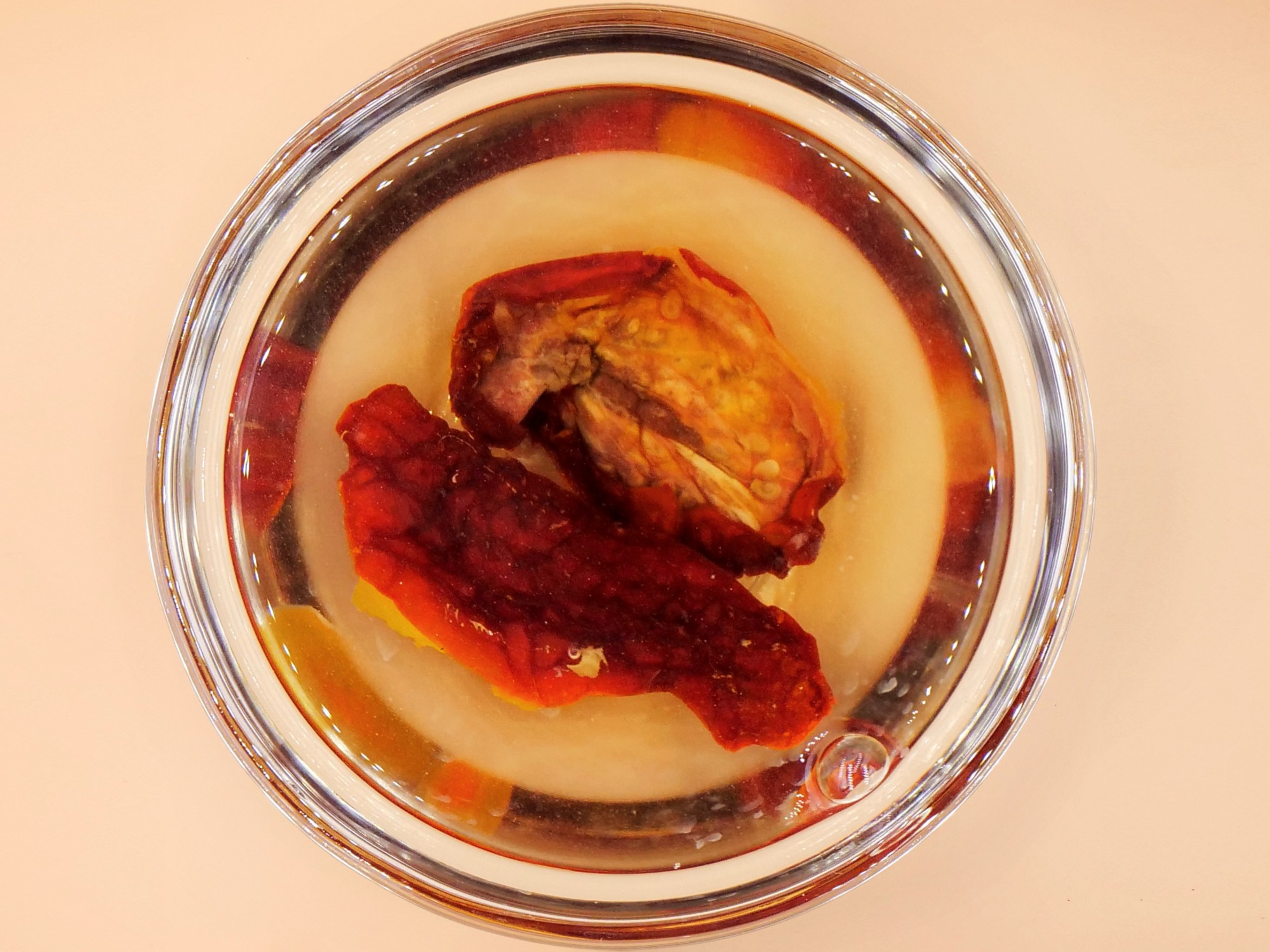 Rolada z kurczaka nadziewana pieczarkami i suszonymi pomidorami przepis
