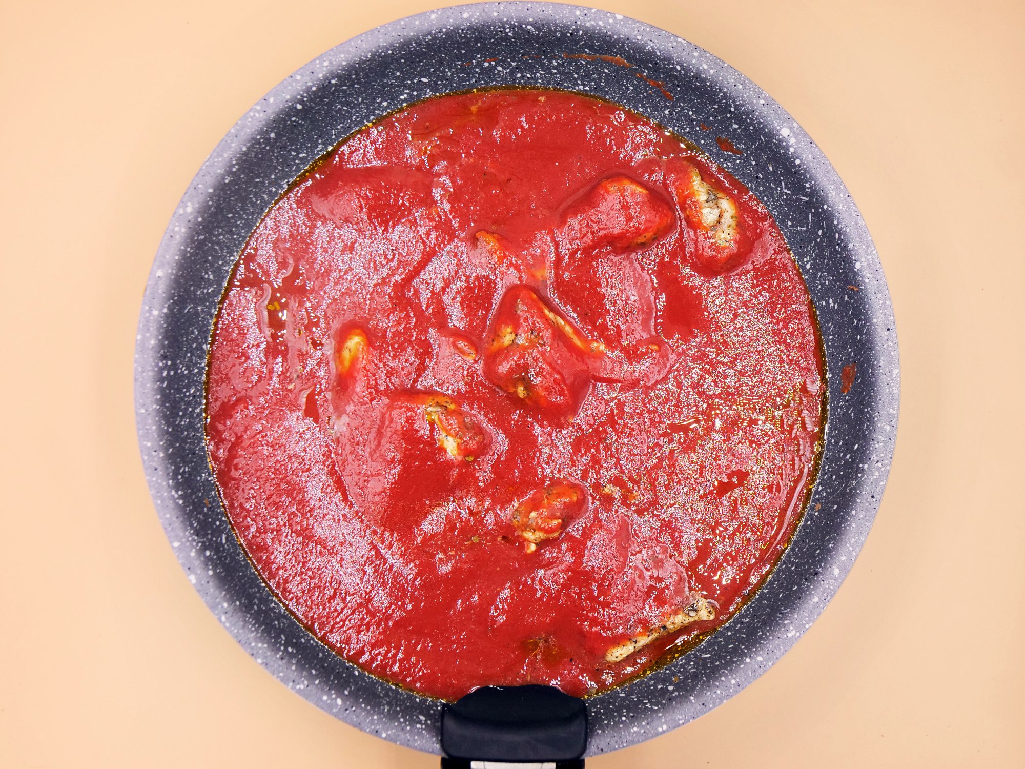 Ryż z kurczakiem w sosie pomidorowym przepis