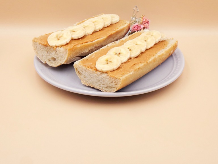 Kanapki z masłem orzechowym i bananem przepis