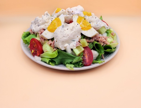 salatka z tunczykiem jajkiem i sosem jogurtowo chrzanowym przepis