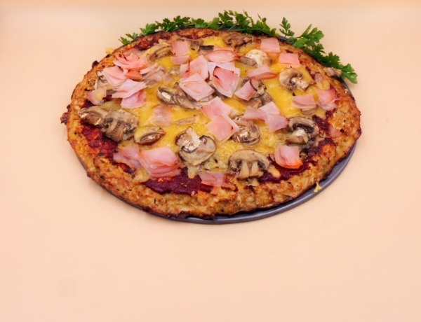 Pizza na kalafiorowym spodzie z wędliną i pieczarkami przepis