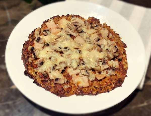 Pizza na kalafiorowym spodzie z szynką, pieczarkami i serem przepis