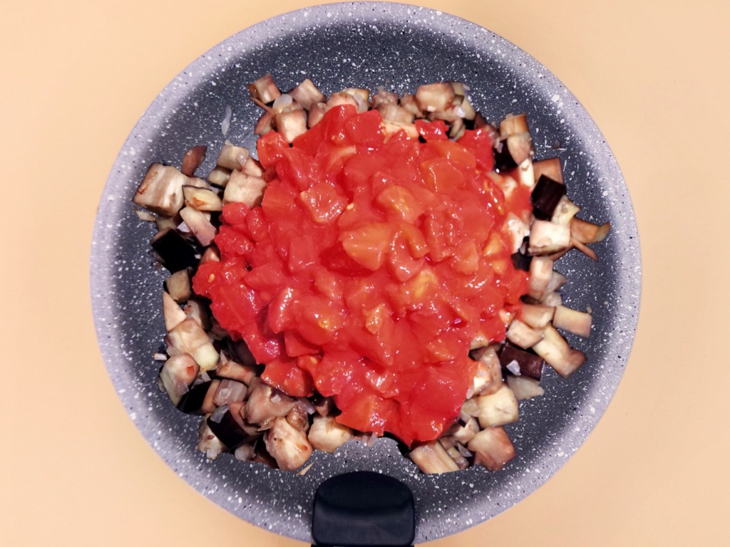 Bakłażan duszony w pomidorach z jogurtem przepis