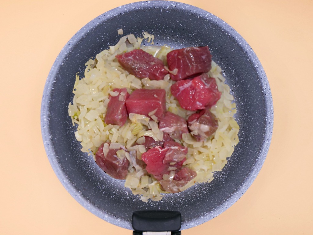 Bigos z mięsem wołowym, gruszką i suszonymi śliwkami przepis