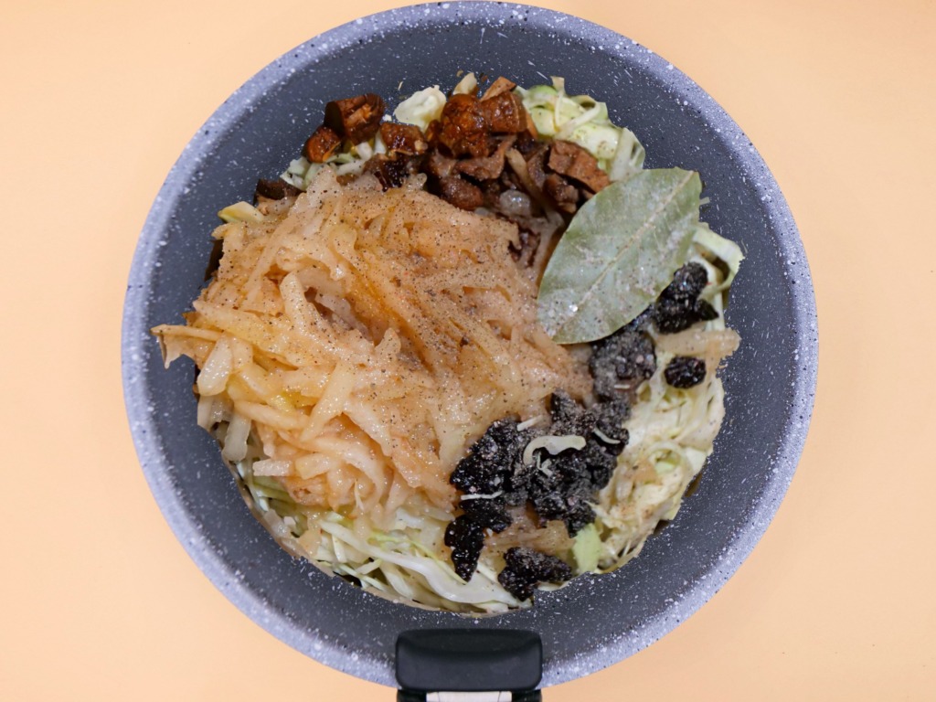 Bigos z mięsem wołowym, gruszką i suszonymi śliwkami przepis