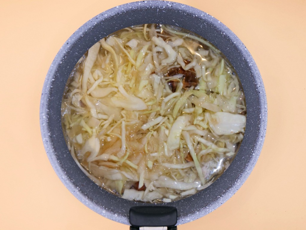 Bigos z mięsem wołowym, gruszką i suszonymi śliwkami przepis