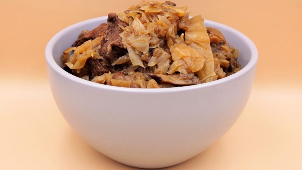 Bigos z mięsem wołowym, gruszką i suszonymi śliwkami przepis