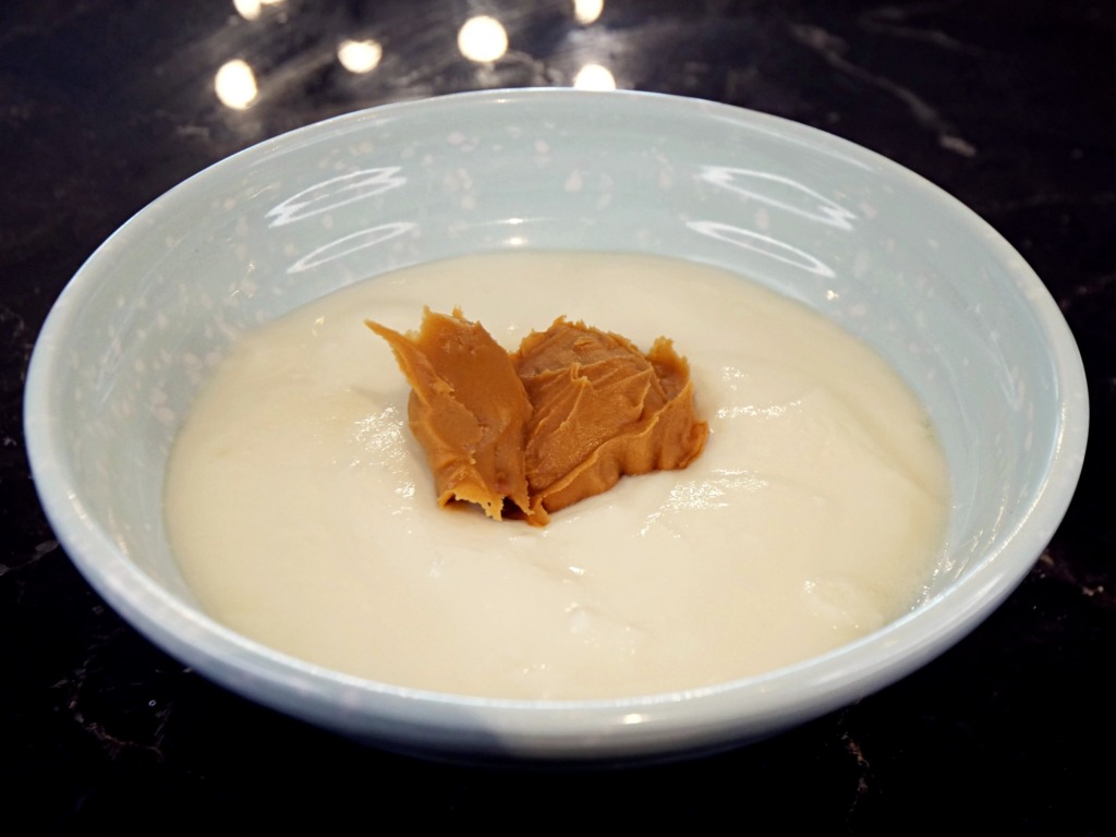 Jogurt naturalny z masłem orzechowym, bananem i orzeszkami ziemnymi przepis