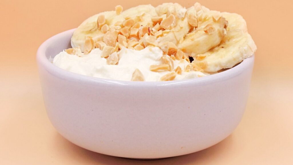 Jogurt naturalny z masłem orzechowym, bananem i orzeszkami ziemnymi przepis