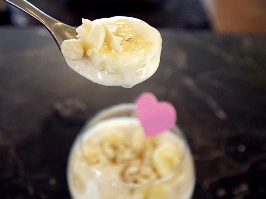 Jogurt naturalny z masłem orzechowym, bananem i orzeszkami ziemnymi przepis