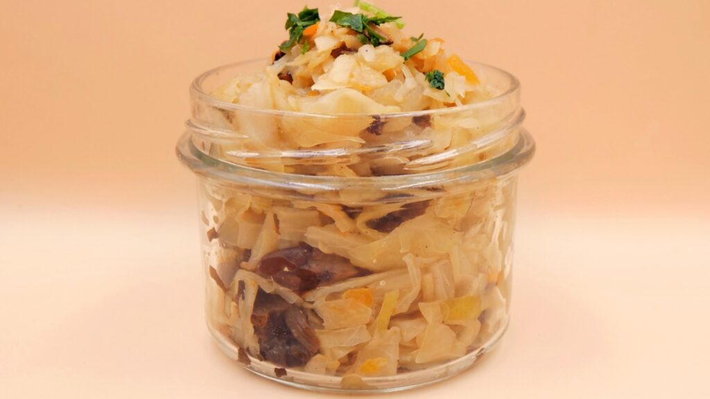 Kapusta z suszonymi grzybami przepis