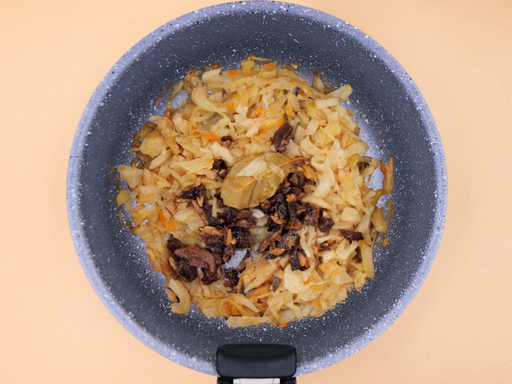 Kapusta z suszonymi grzybami przepis