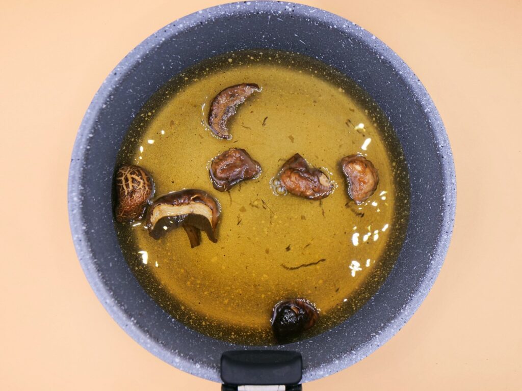 Pieczone pierogi z kapustą i suszonymi grzybami przepis