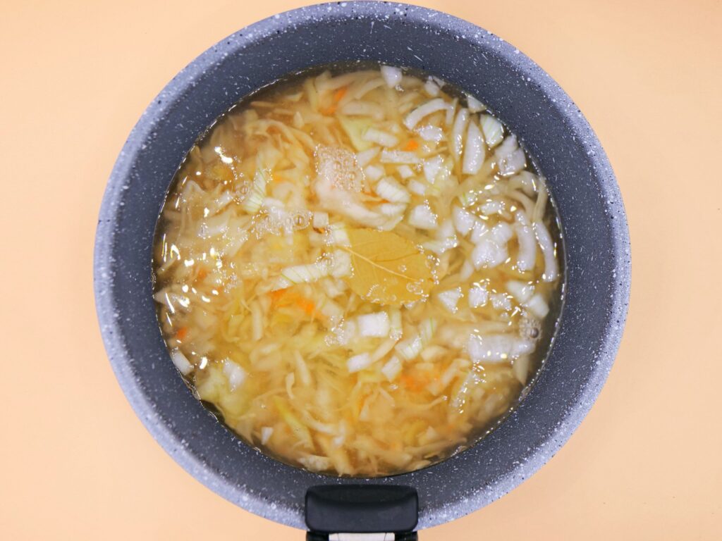 Pieczone pierogi z kapustą i suszonymi grzybami przepis