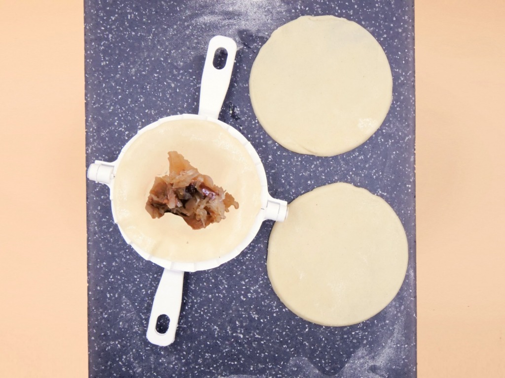 Pieczone pierogi z kapustą i suszonymi grzybami przepis