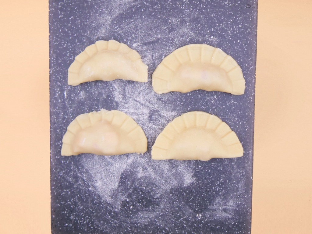 Pieczone pierogi z kapustą i suszonymi grzybami przepis