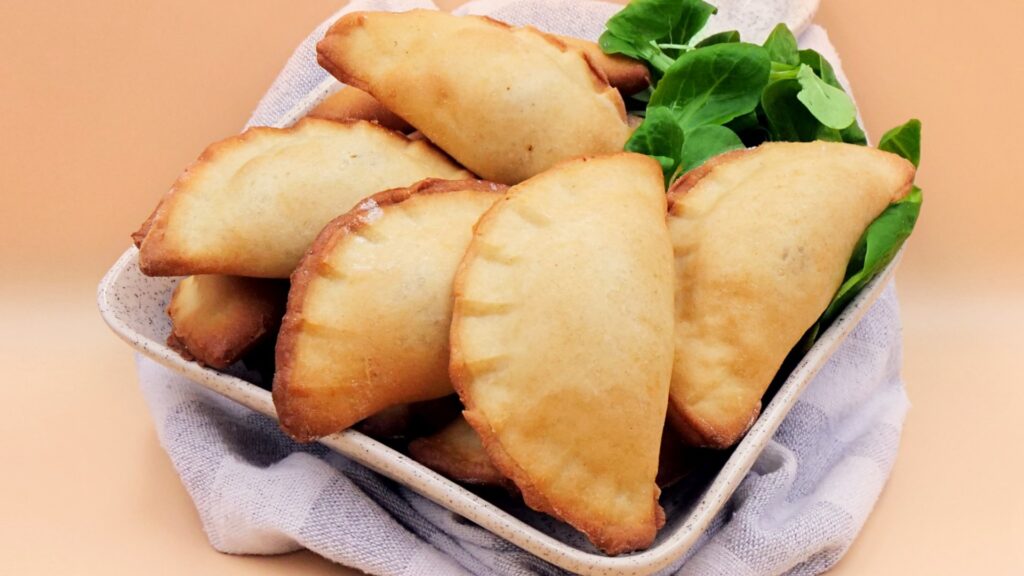 Pieczone pierogi z kapustą i suszonymi grzybami przepis