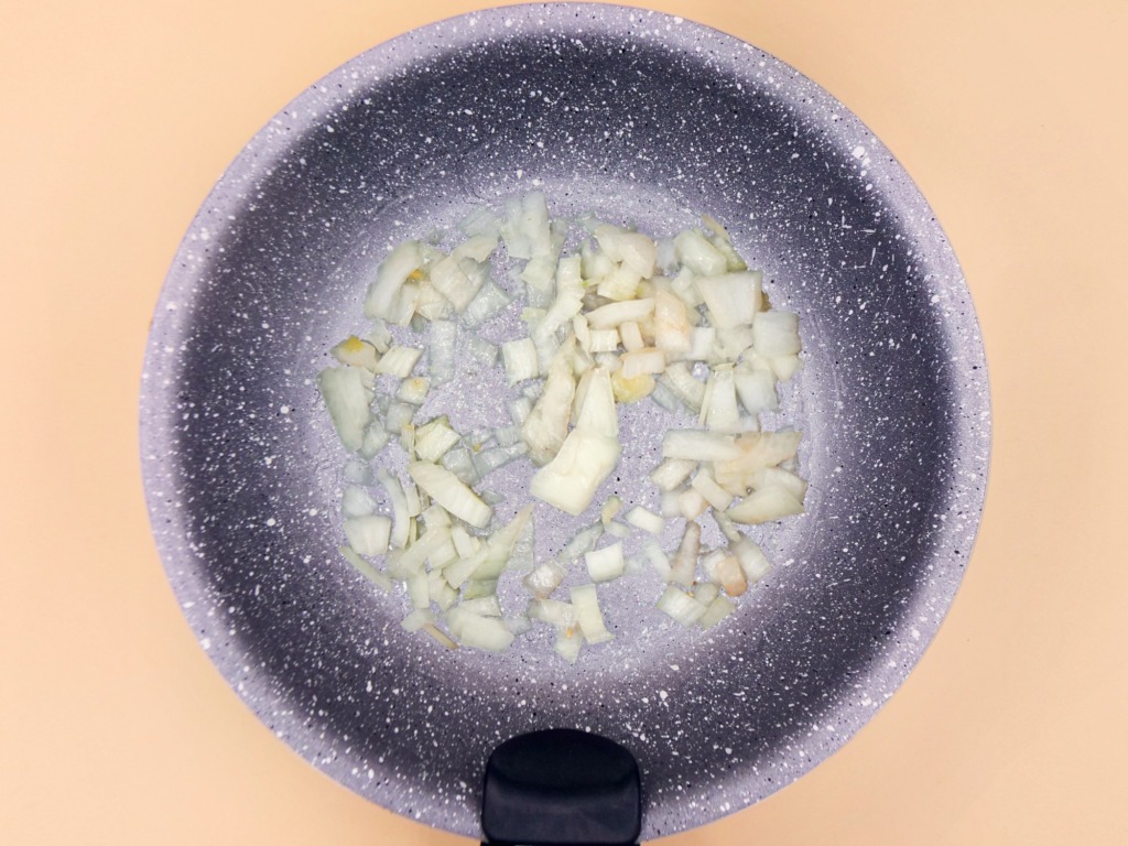 Zupa krem z pieczarek z jogurtem przepis