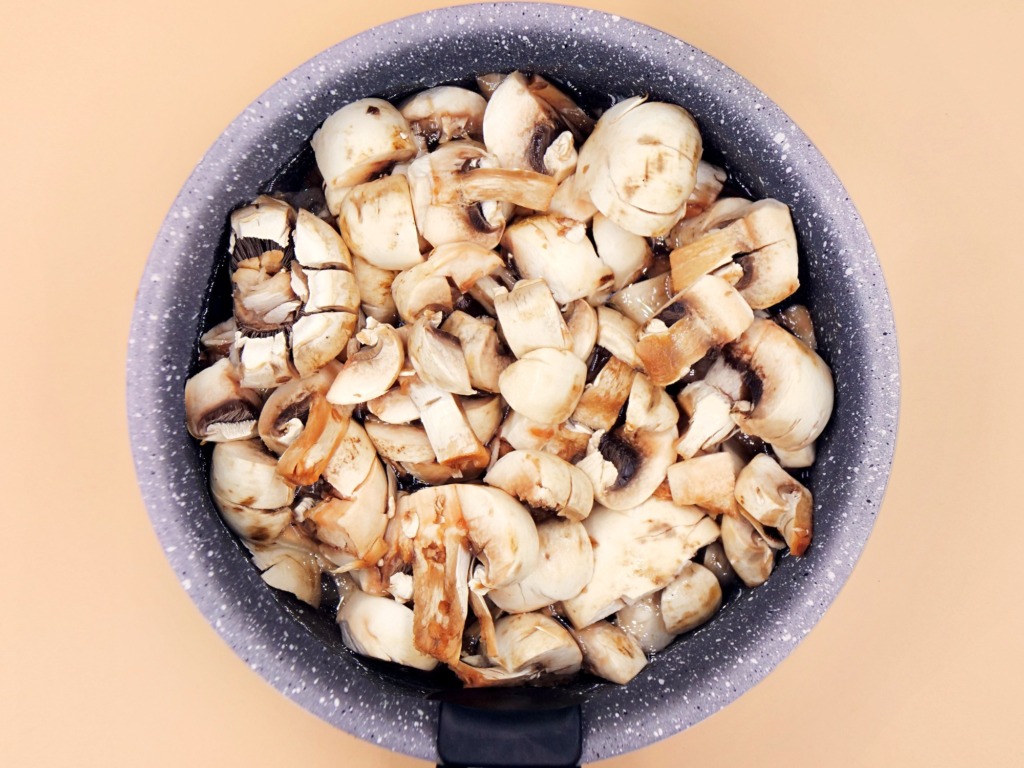 Zupa krem z pieczarek z jogurtem przepis