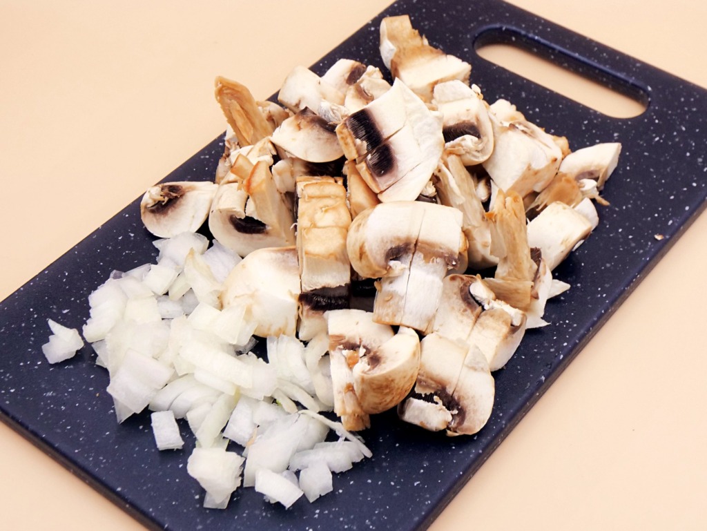 Zupa krem z pieczarek z jogurtem przepis