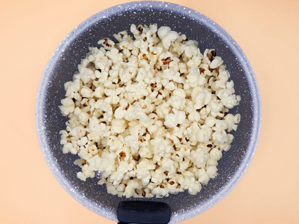 Domowy popcorn ziołowy z serem cheddar przepis