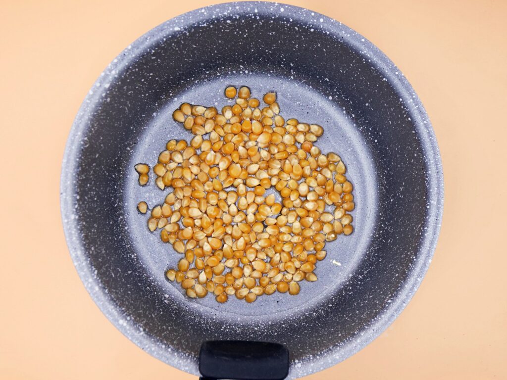 Domowy popcorn ziołowy z serem cheddar przepis