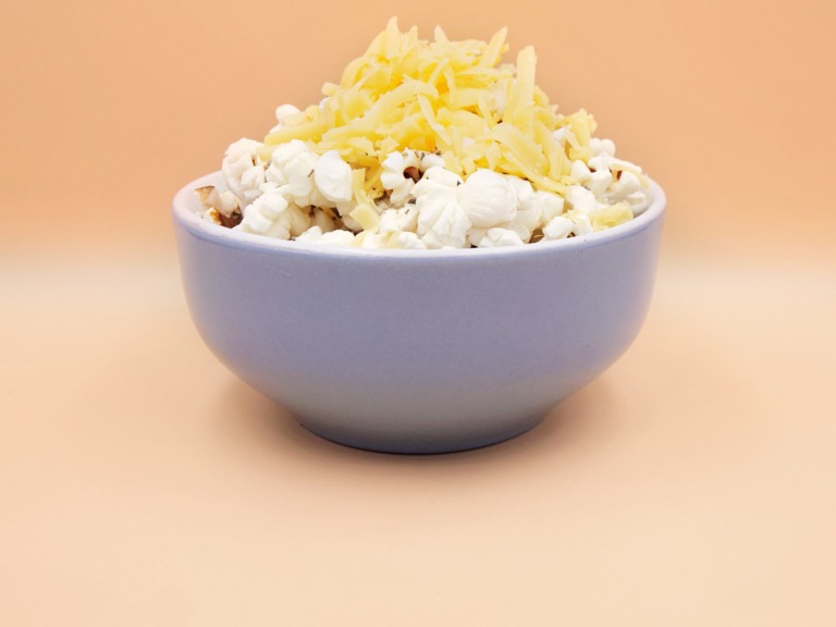 Domowy popcorn ziołowy z serem cheddar przepis