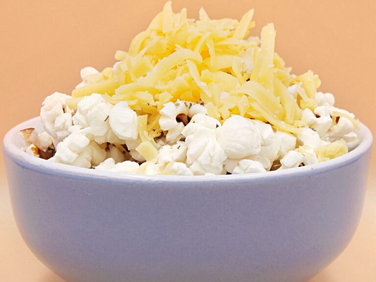 Domowy popcorn ziołowy z serem cheddar przepis