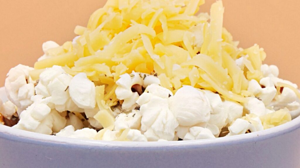 Domowy popcorn ziołowy z serem cheddar przepis
