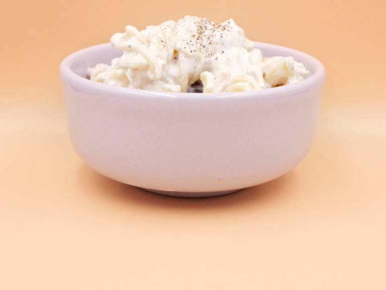 Makaron z sosem jogurtowo-czosnkowym przepis