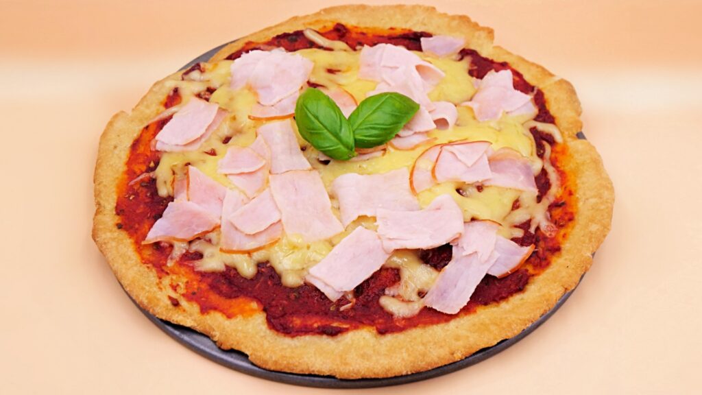 Pizza piadina z serem i wędliną przepis