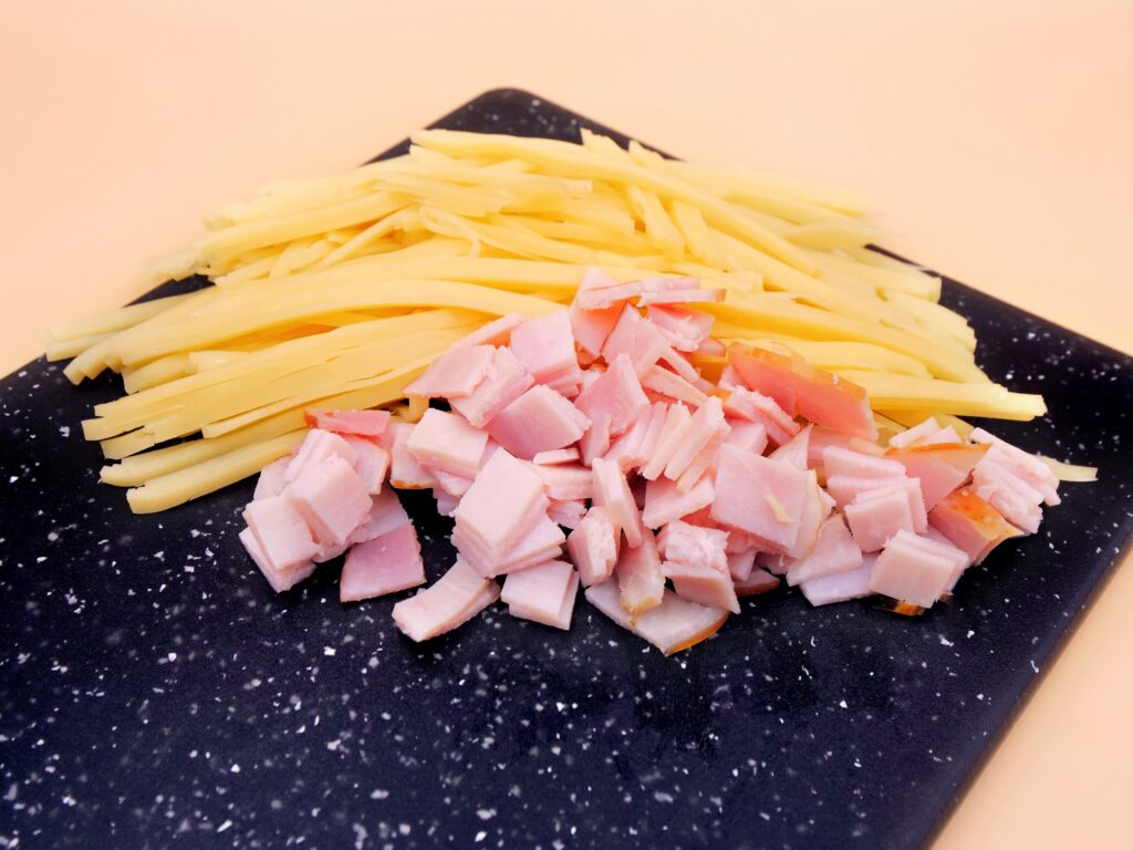 Pizza piadina z serem i wędliną przepis