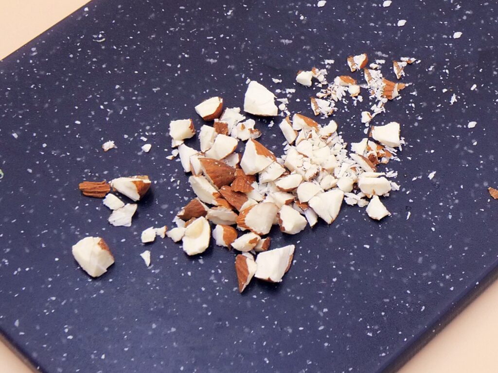 Jogurt naturalny z migdałami i wiórkami kokosowymi przepis
