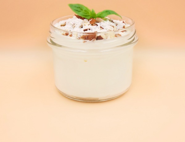 Jogurt naturalny z migdałami i wiórkami kokosowymi przepis