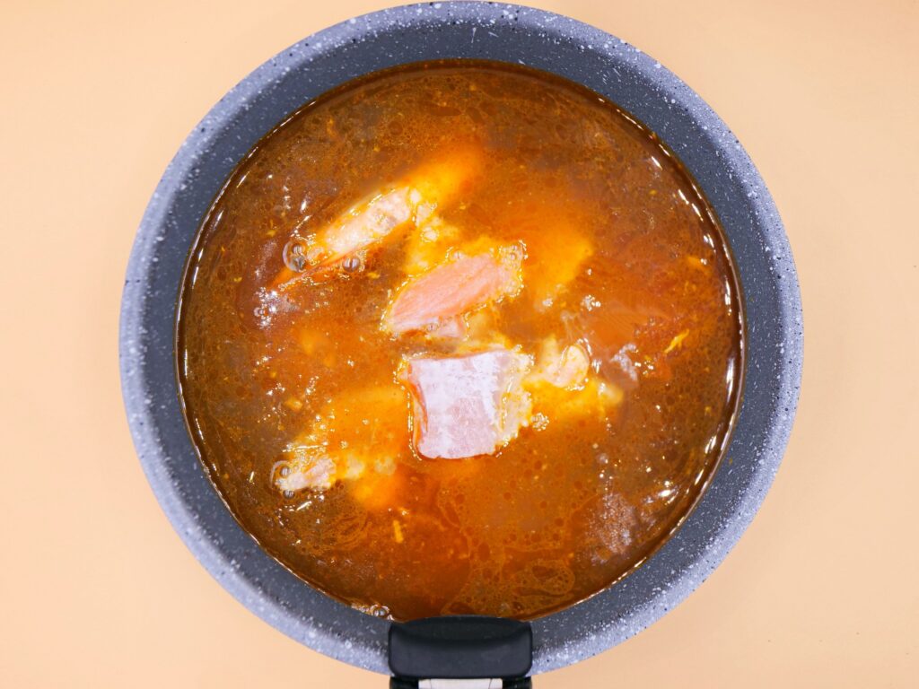 Tajska zupa rybna z makaronem ryżowym przepis