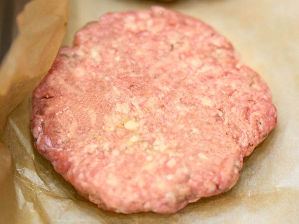Burger z kurczakiem i ananasem przepis