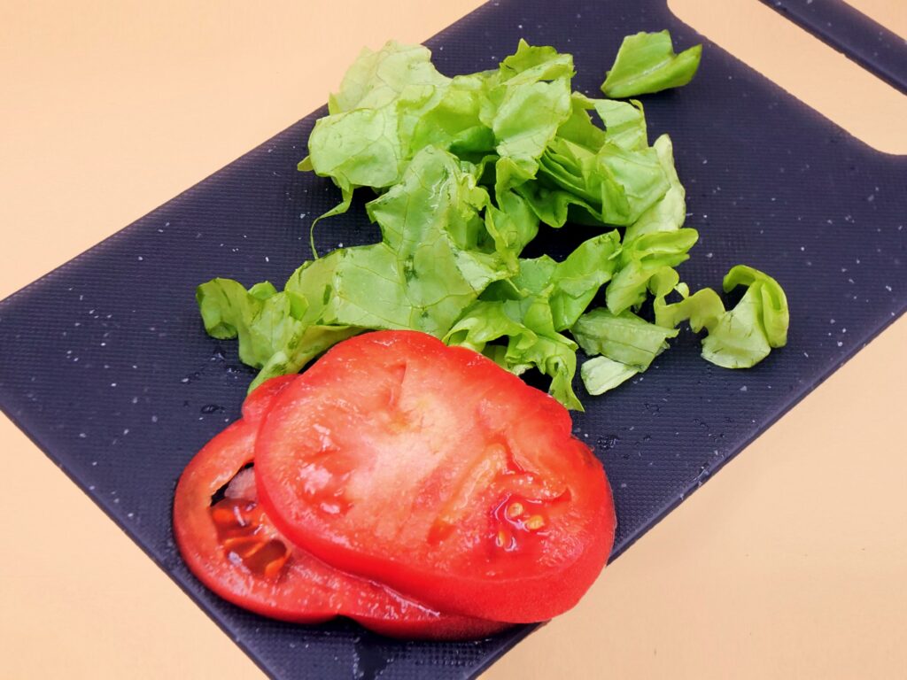 Burger z kurczakiem i ananasem przepis