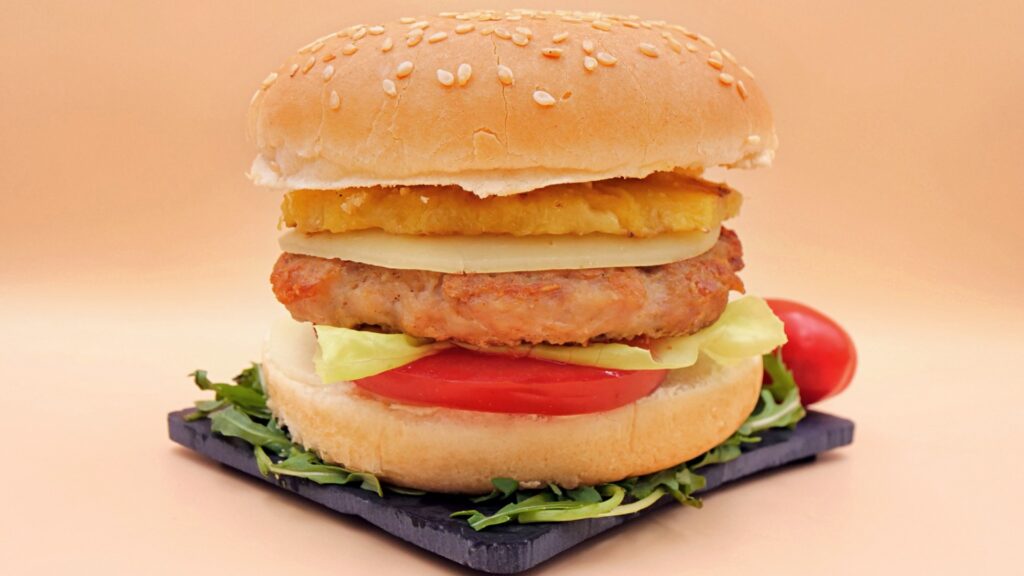 Burger z kurczakiem i ananasem przepis