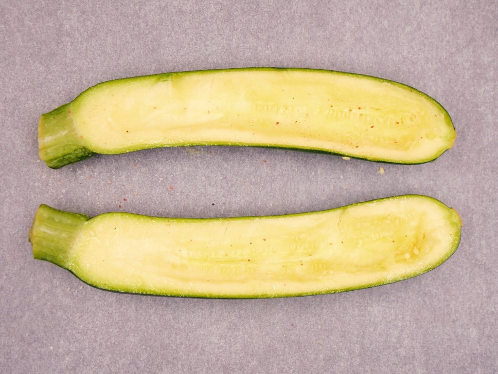 Cukinia faszerowana serem i sosem pomidorowym przepis