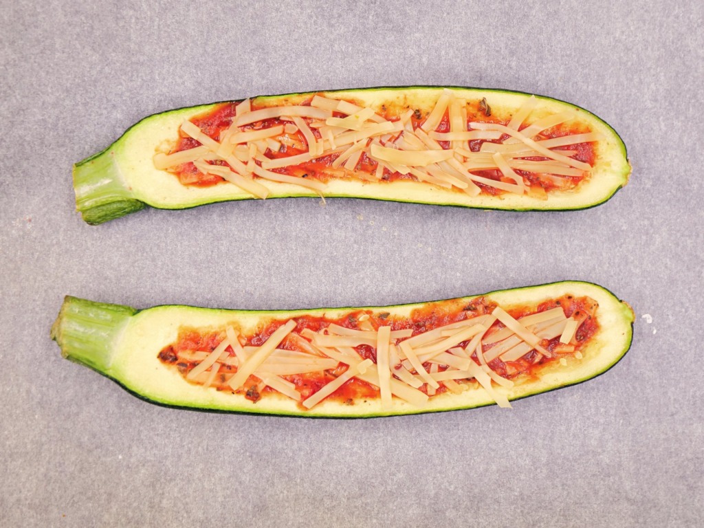 Cukinia faszerowana serem i sosem pomidorowym przepis