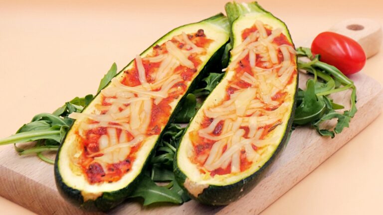 Cukinia faszerowana serem i sosem pomidorowym przepis