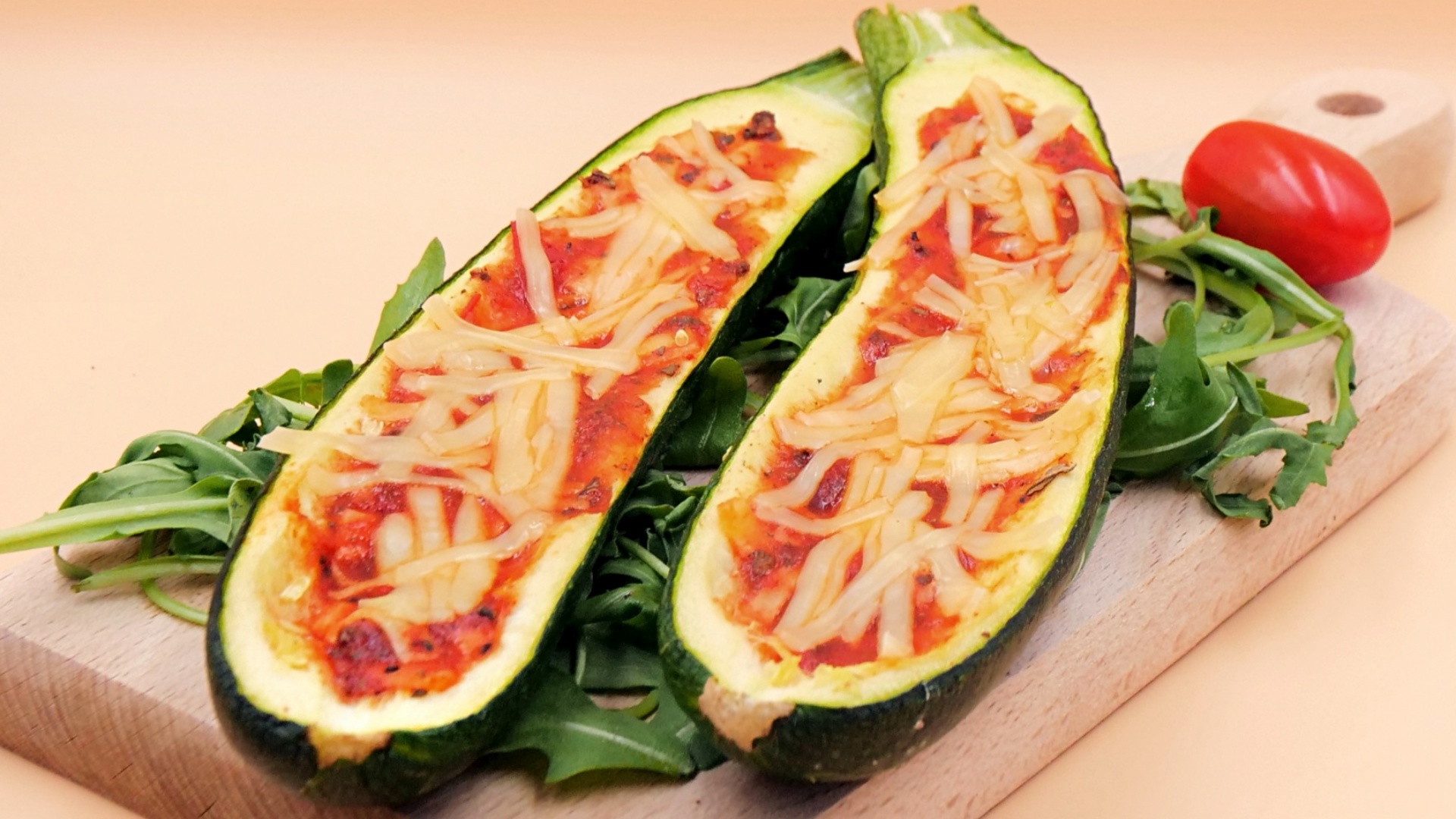 Cukinia faszerowana serem i sosem pomidorowym przepis