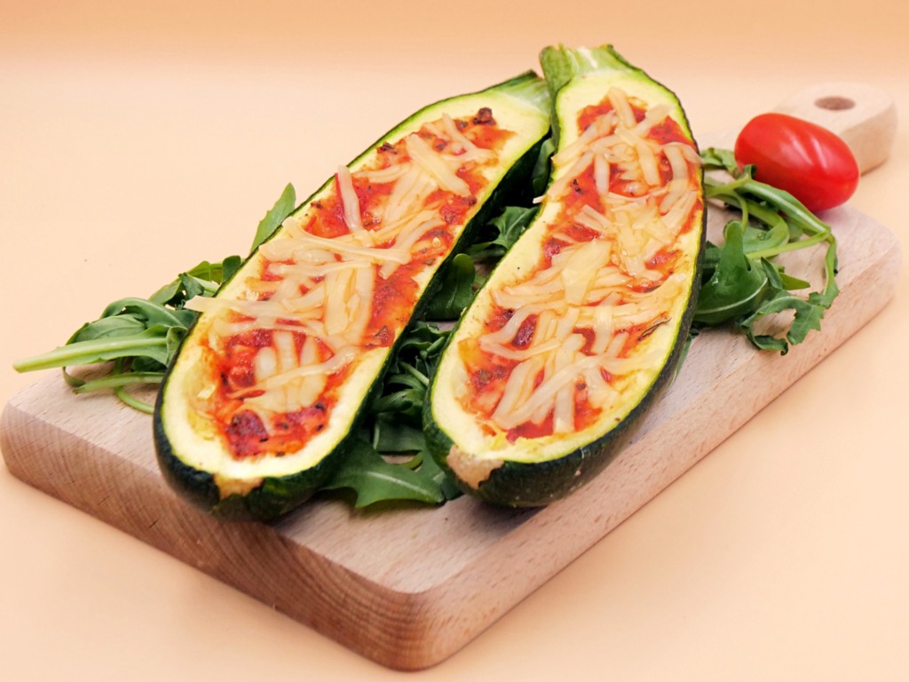 Cukinia faszerowana serem i sosem pomidorowym przepis